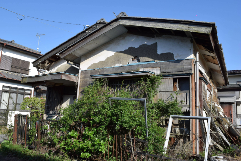 宮崎市の古い実家、売却するなら「更地」か「そのまま」か? 解体費用の相場と損をしない判断基準